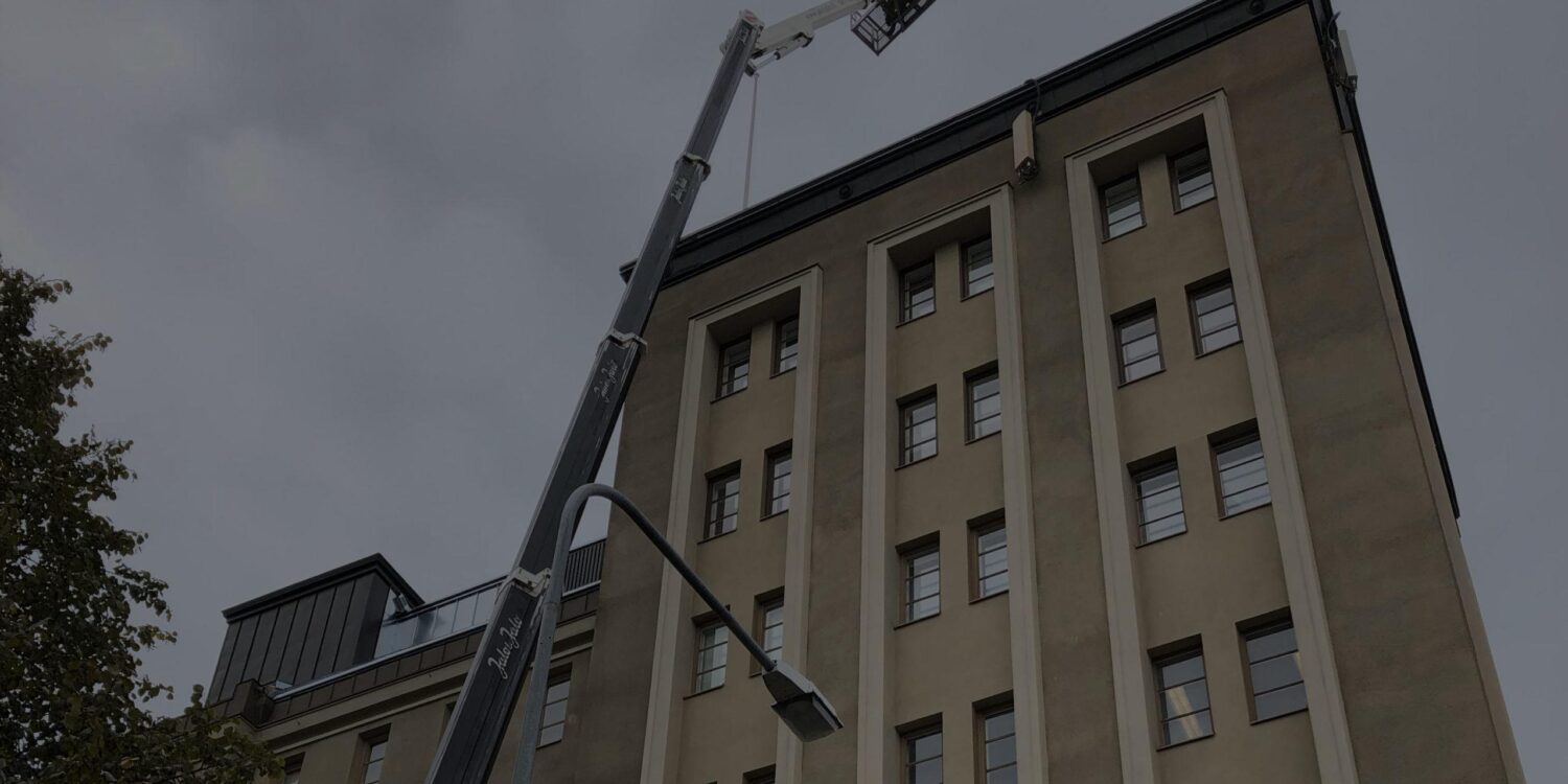 Bronto nosturi puistotornin edessä