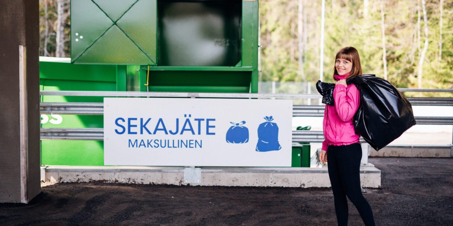 Nainen roskapussi olallaan